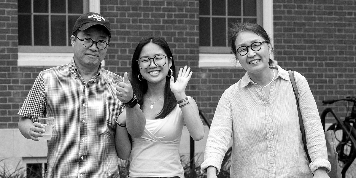 A Bowdoin Dad shows off his new hat on Arrival Day.