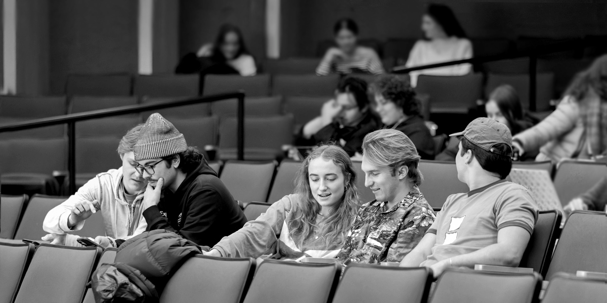 Bowdoin students at Sophomore Bootcamp begin their next activity.