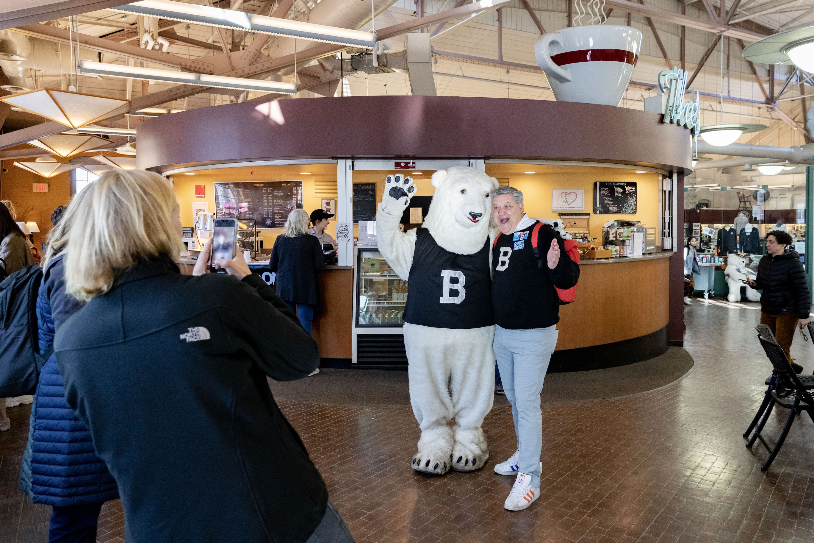 The polar bear mascot poses with Bowdoin alumni
