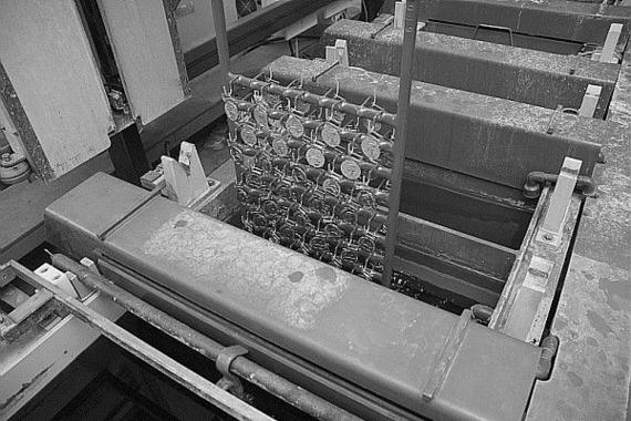 Travaux de finition : sablage, noircissage/dorure/argenture et patine Travaux de finition : sablage, noircissage/dorure/argenture et patine