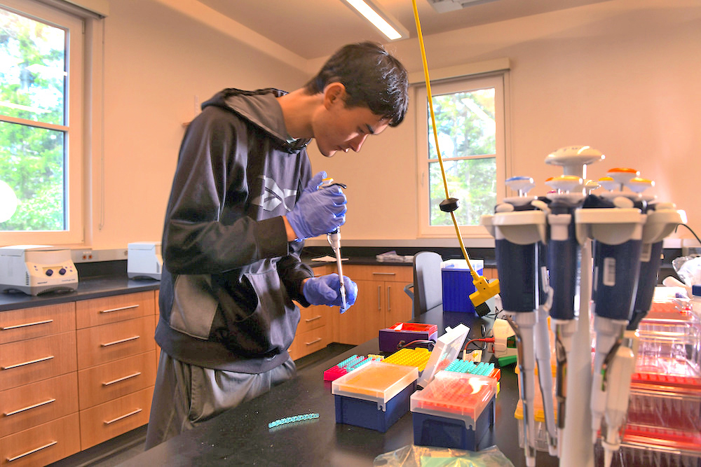 Student in dry lab at Schiller Coastal Studies Center