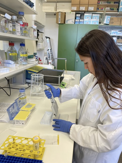 Anju performs an experiment in the lab.