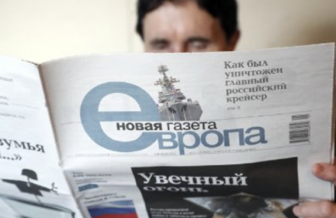 An image of a man reading Novaya Gazeta Europe.