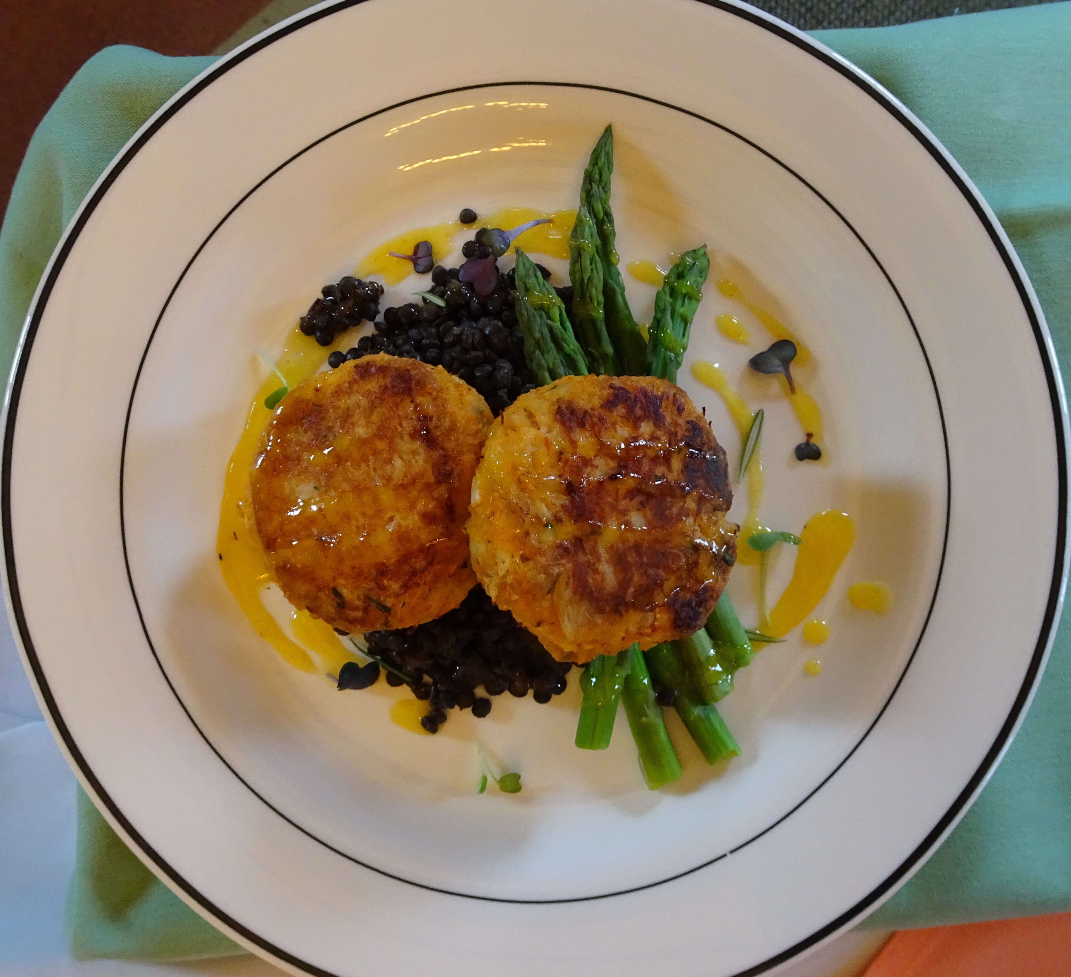 maine crab cake with mango coulis