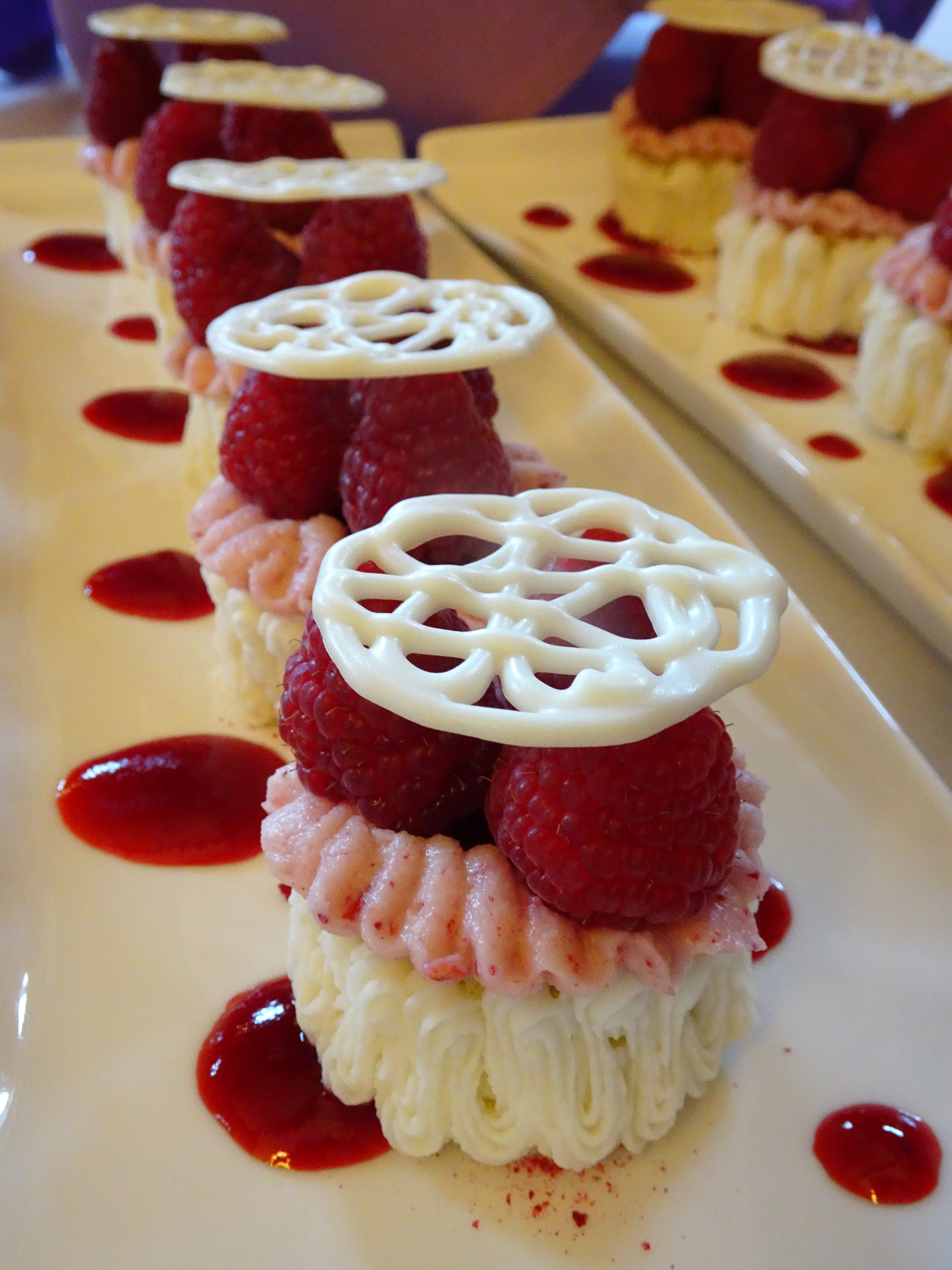 sponge cake with raspberries