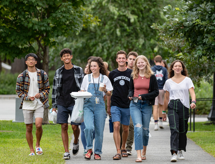 New students at Bowdoin walk back from the dining hall.