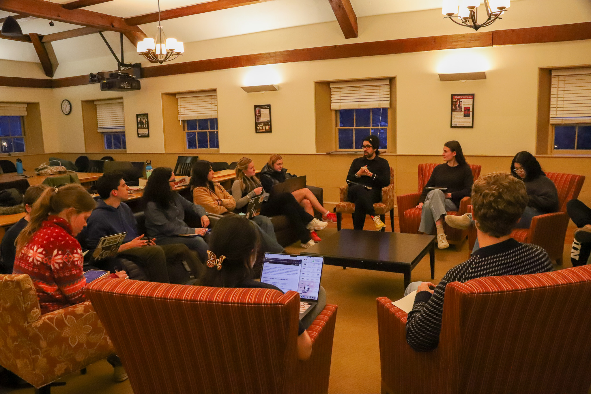 Carlos Manuel Álvarez engaged in discussion with the students of the Non-Fiction Spanish Writing course.
