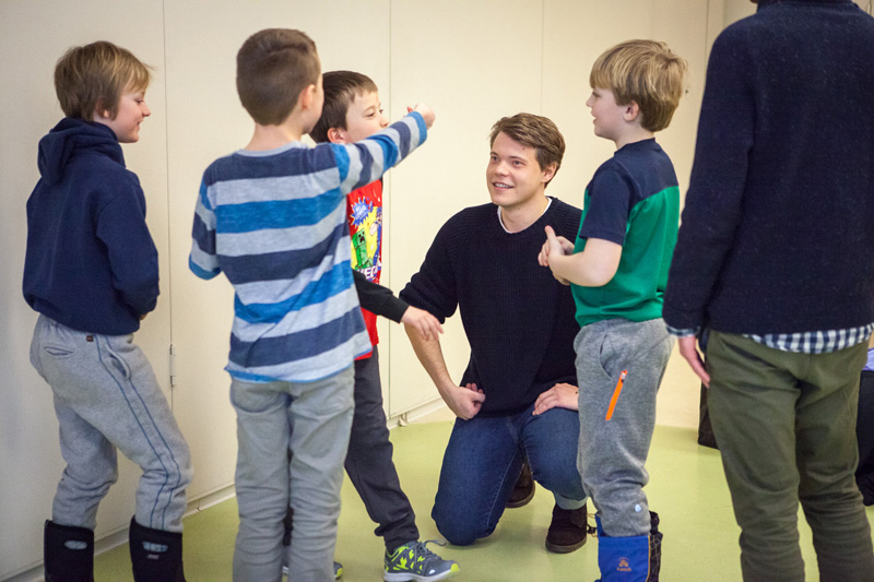 oshietai teacher and several students