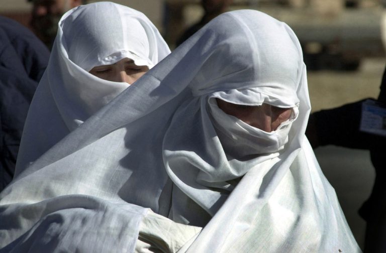Afghani women at the hajj in 2004. Public domain.