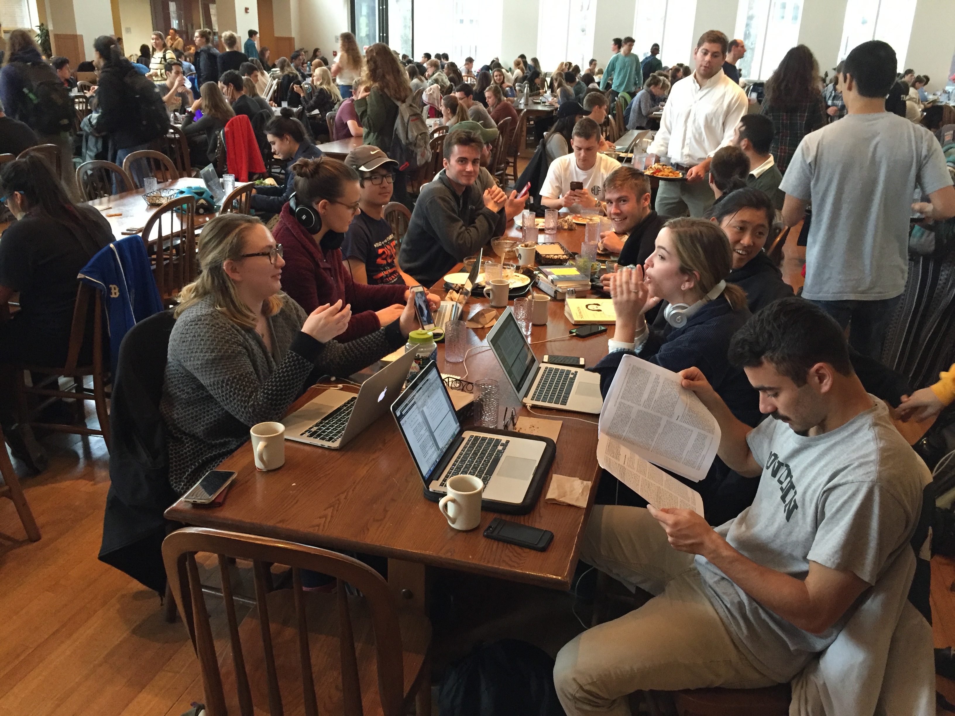 Students in Thorne Hall take advantage of generator power Monday to stay online (photo by Michele Stapleton)