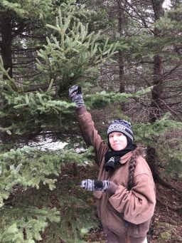 Hanna Baldecci '18 posing with Spruce Tree