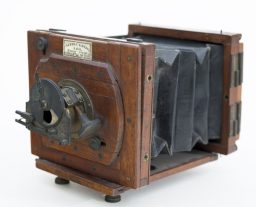 Mawson & Swan camera owned by Winslow Homer, ca. 1882. Gift of Neal Paulsen, in memory of James Ott and in honor of David James Ott ’74. Bowdoin College Museum of Art, Brunswick, Maine. Photography by Dennis Griggs, Tannery Hill Studio, Topsham, ME.