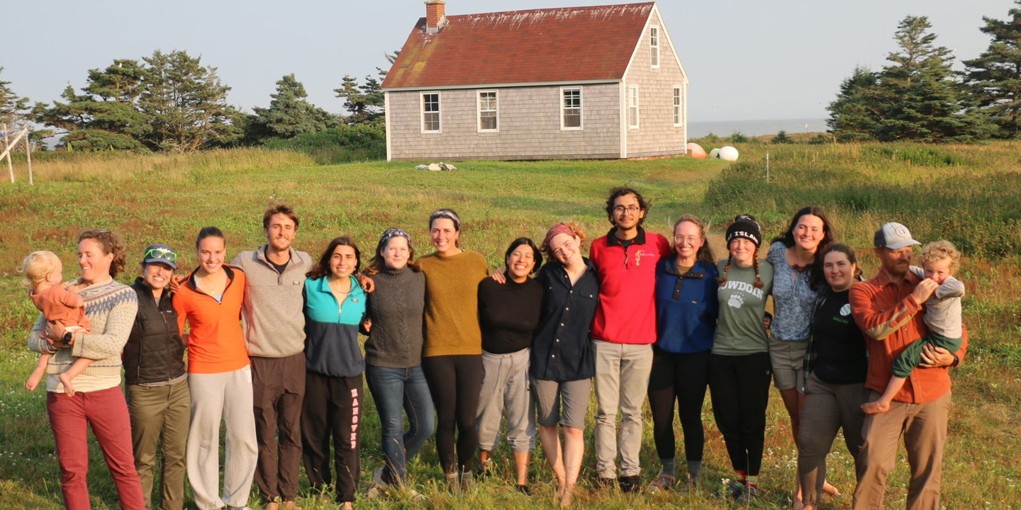 A group photo of the students, researchers, and staff of Kent Island.