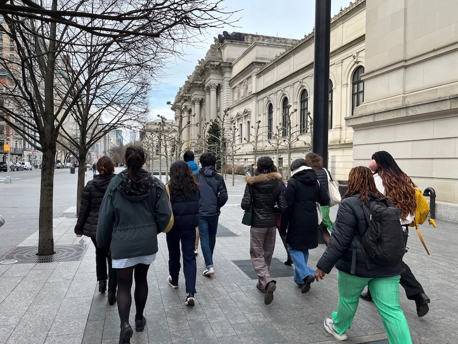 Students walk fast to their next appointment