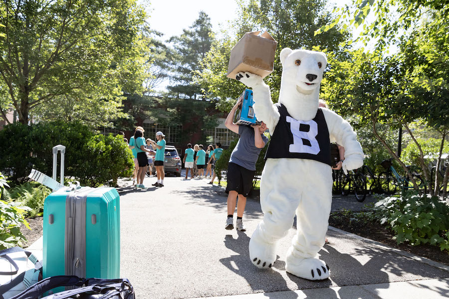 Bowdoin mascot helps bring in luggage on arrival day