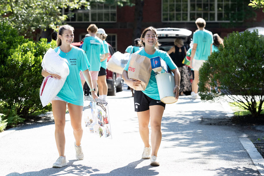 Res life staff helps move in students