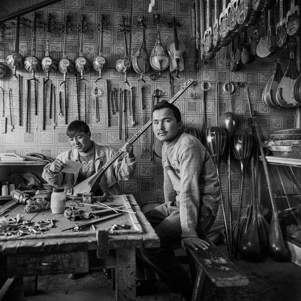 Bubriski photo showing Uyhgurs in Kashgar with musical instruments