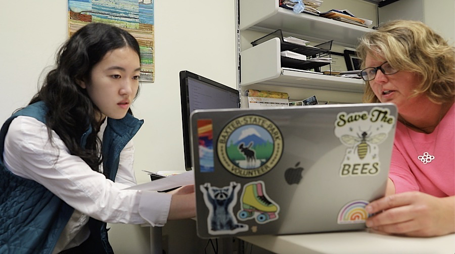 A student volunteer at Oasis
