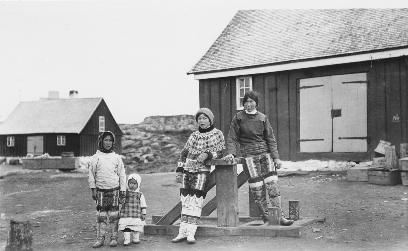 Taken by Donald MacMillan in Qeqertarsuaq in 1926, this photograph was titled by MacMillan Eskimo [Kalaallit] women and young girls.