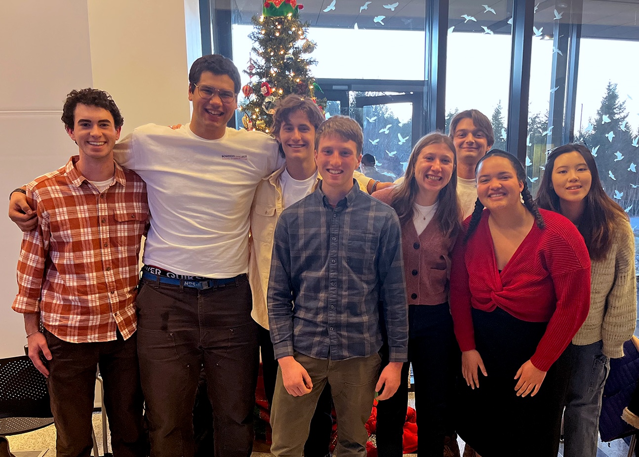 2024 Bowdoin student cohort with crustacean