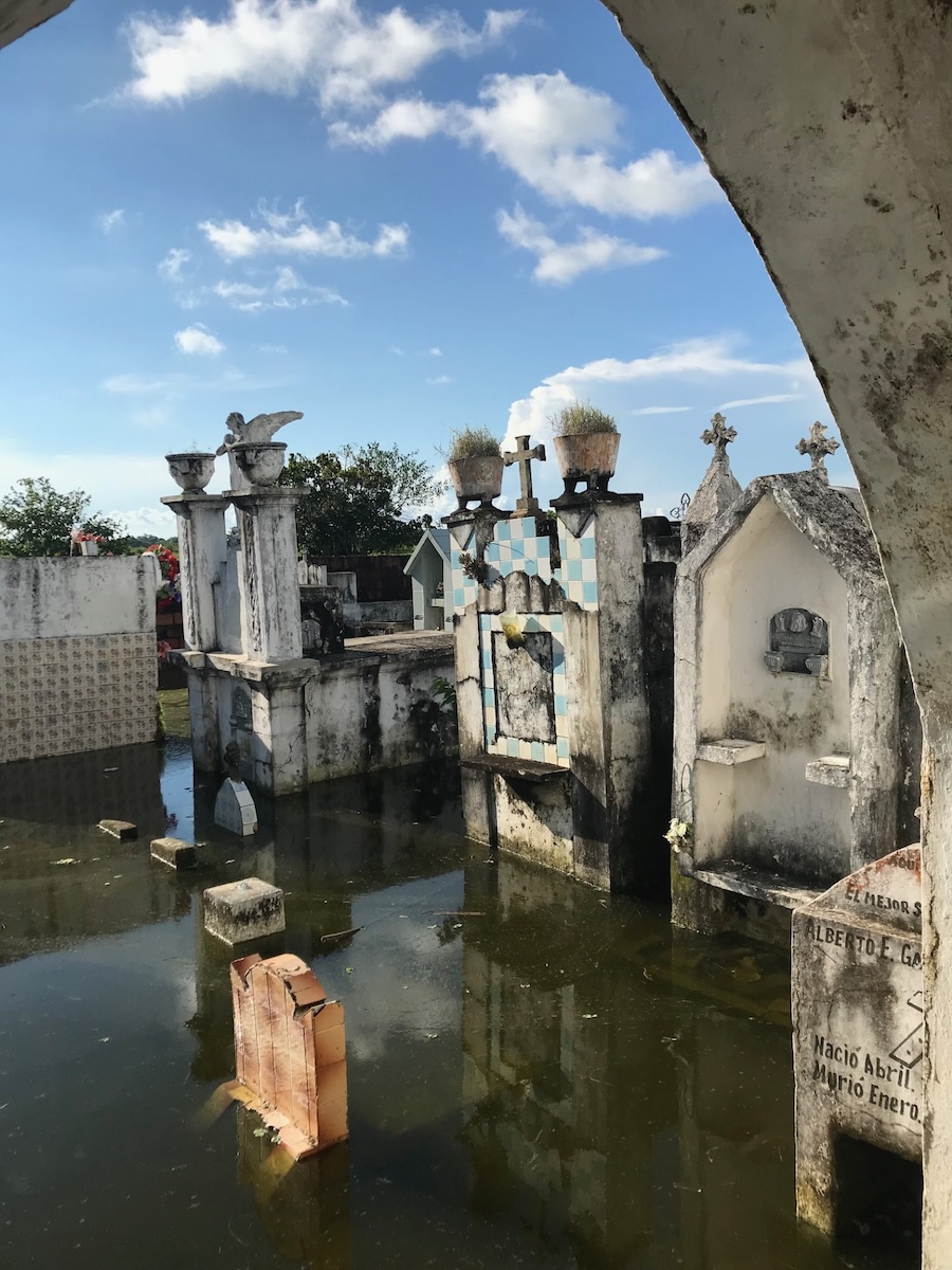 The cemetery where the thumbs of the murdered man are buried, as well as other characters who appear in the books of García Márquez. It was flooded when Celis visited. Floods that submerge the town are common in Sucre.