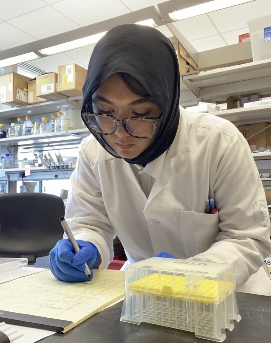 Aniqa Chowdhury in the lab