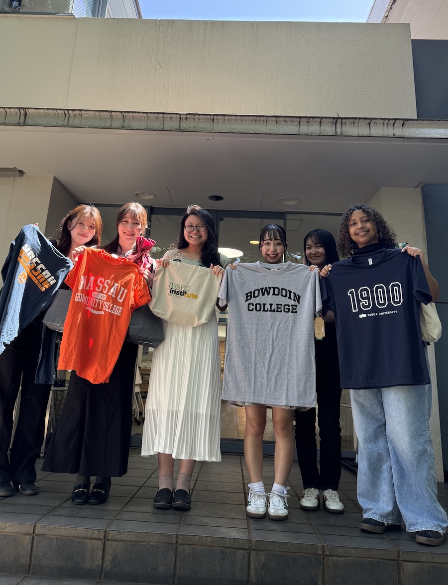 Sergianni Jennings with Japanese students