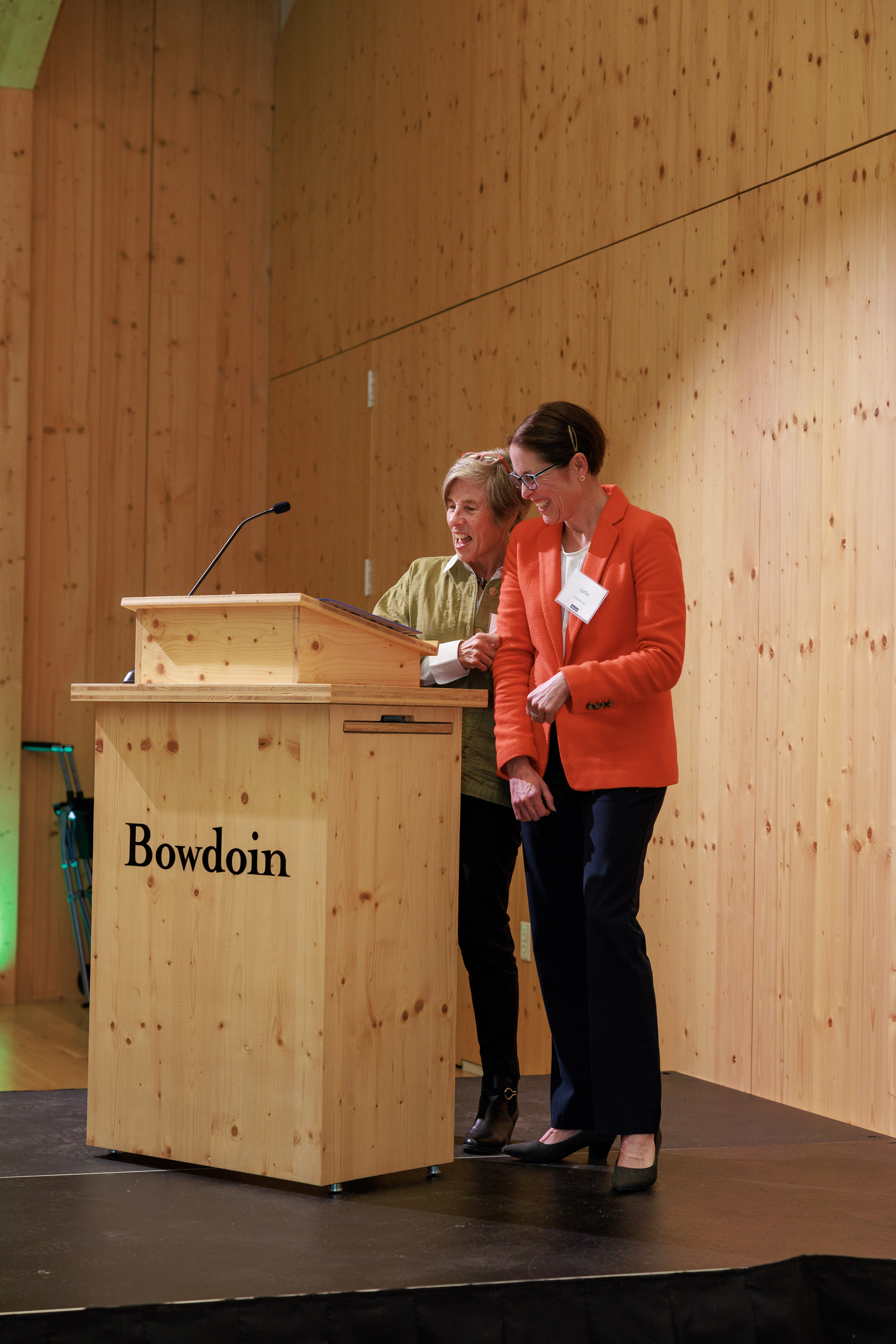 Lydia Bell ’00 and Susie Dorn speaking at the podium.
