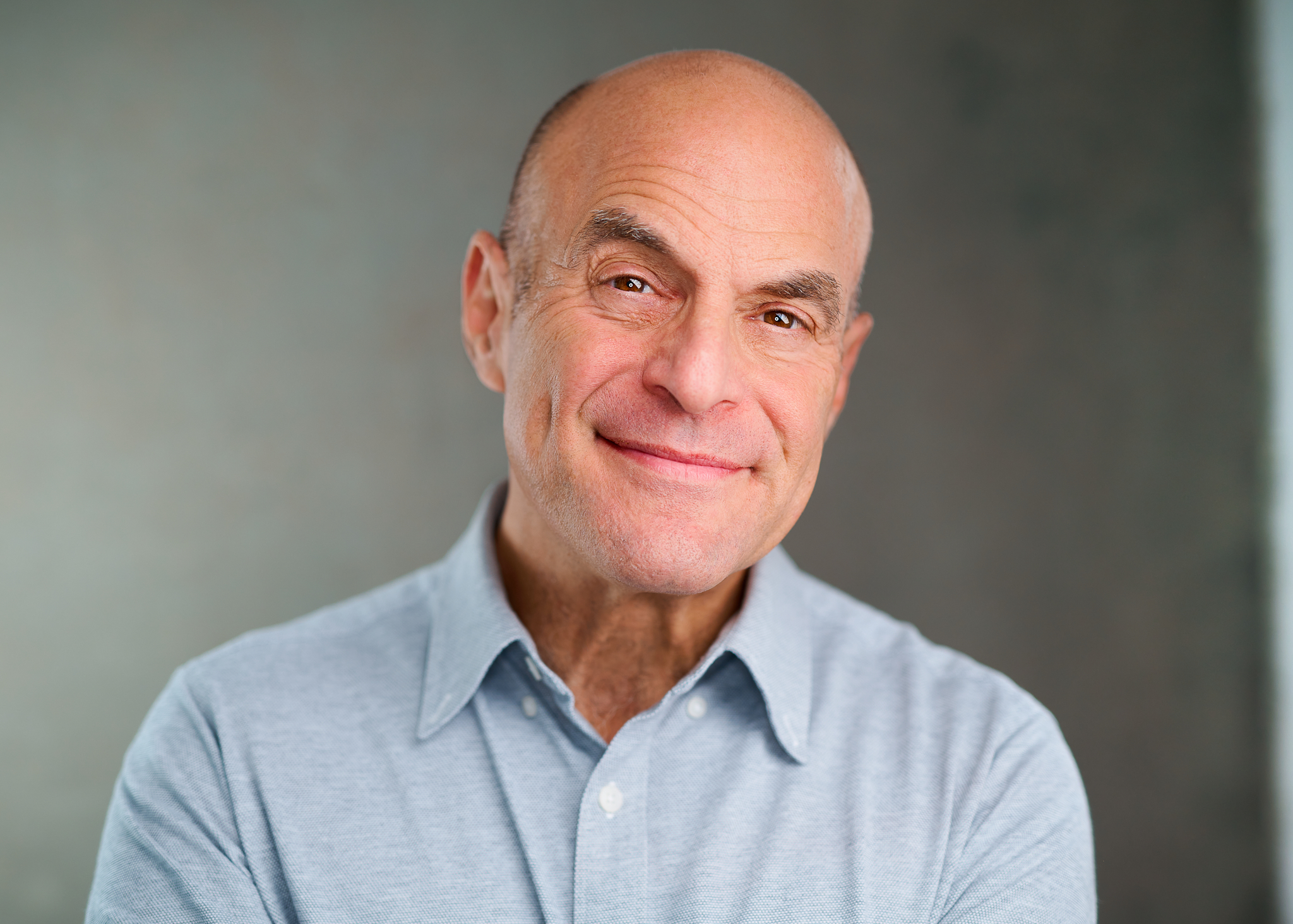 head shot of Peter Sagal smiling