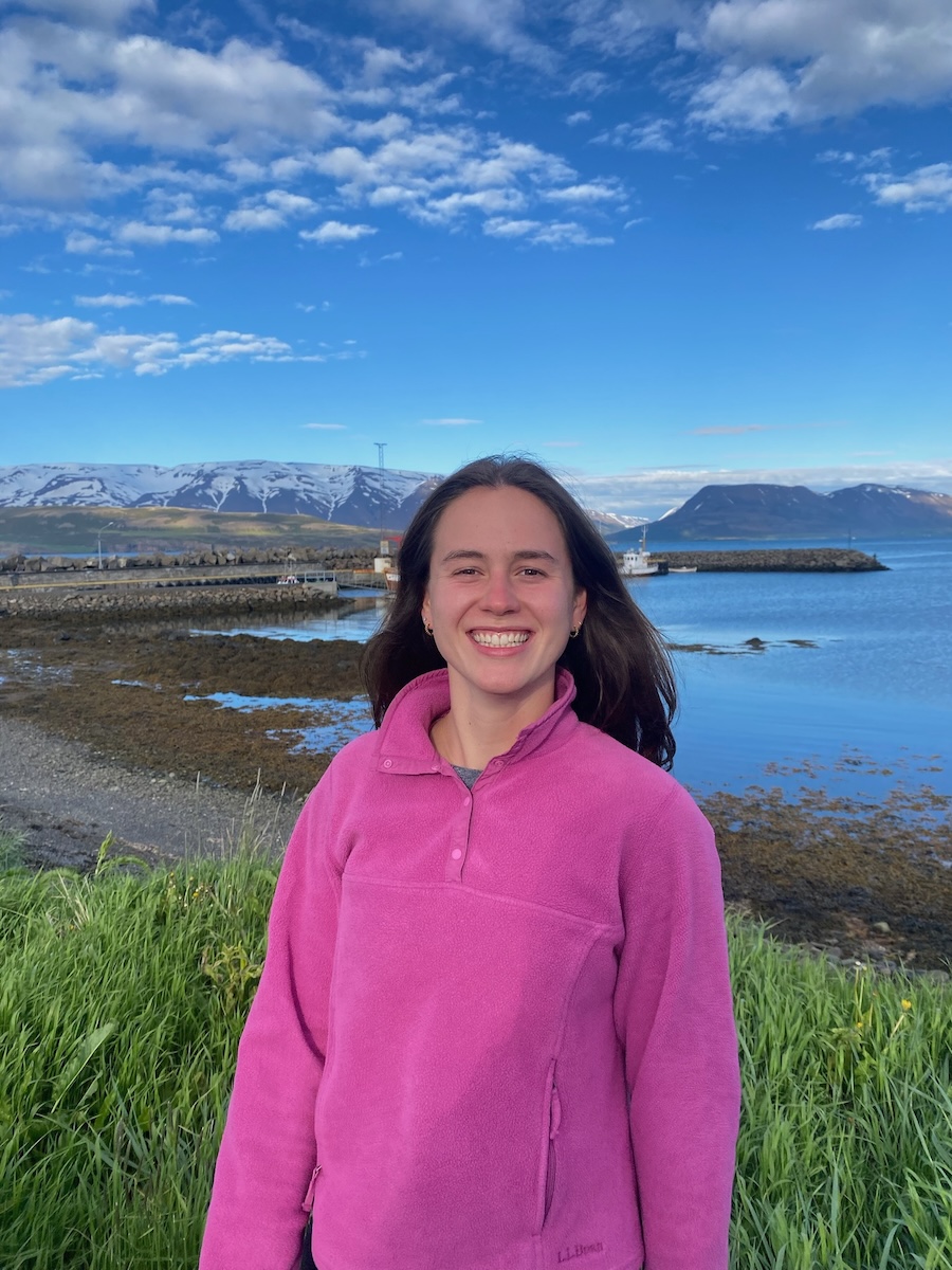 Deva Holliman headshot