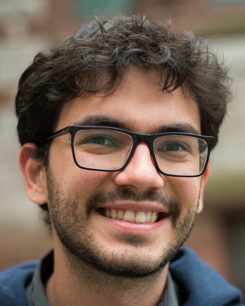 Jeova Farias headshot