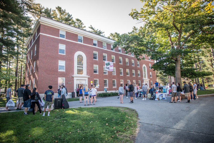 Moore Hall class of 2020 move in day