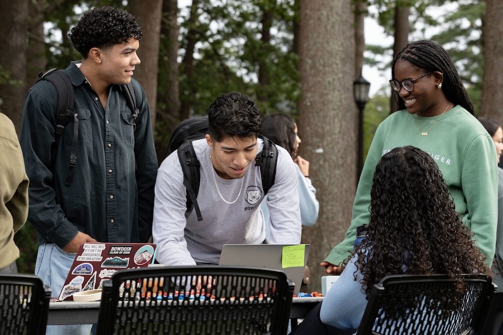 Students sign up for student organization info